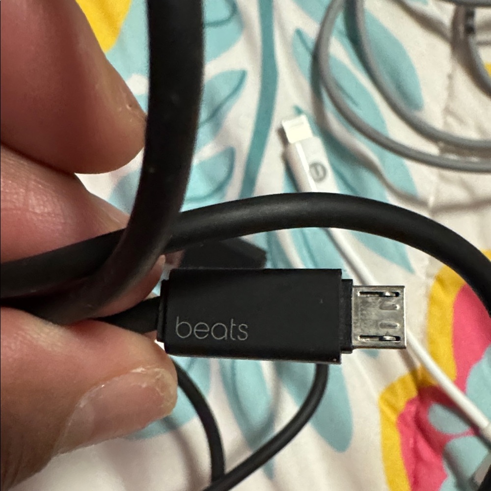Beats Mickey 90th anniversary headphones - Picture 8 of 11